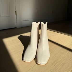 NEW Billini cream ankle boots, size 10